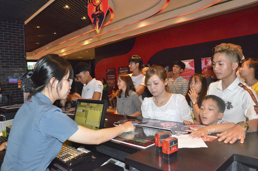 Trong khuôn khổ LHP Việt Nam lần thứ 21, khán giả có cơ hội xem phim miễn phí tại các rạp trên địa bàn tỉnh. Trong ảnh: Khách mua vé xem phim tại rạp Lotte Cinema Vũng Tàu.