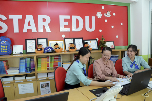 Chị Nguyễn Thị Anh Đài, Giám đốc Trung tâm Anh ngữ Star Edu trao đổi công việc với nhân viên.