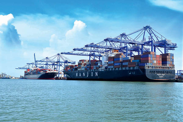 Các tàu hàng container đang bốc xếp hàng xuất khẩu, nhập khẩu tại cảng TCIT trên luồng sông Thị Vải.