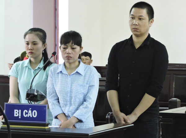Các bị cáo (từ trái sang phải) Bùi Thị Thanh Thủy, Lê Thị Kiều Tiên và Wu Heng Long tại phiên tòa xét xử “Tội mua bán người” ngày 4/10/2019.