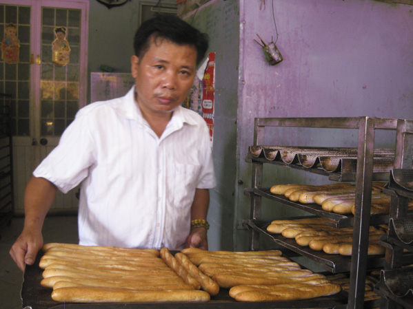 Anh Nguyễn Quang Lữ, chủ lò bánh mì Thành Nhân bên mẻ bánh mới ra lò.