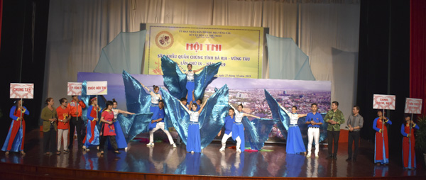 Đội nghệ thuật quần chúng TP.Vũng Tàu biểu diễn tiểu phẩm “Chung tay” tại hội thi. 