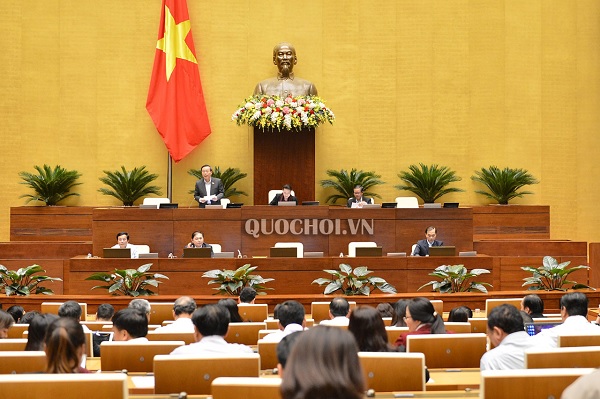 Phó Chủ tịch Quốc hội Phùng Quốc Hiển điều hành nội dung phiên họp toàn thể hội trường chiều 24/10