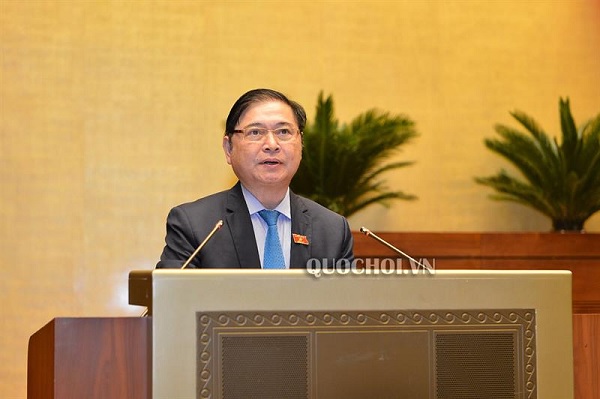 Chủ nhiệm Ủy ban Khoa học, Công nghệ và Môi trường Phan Xuân Dũng trình bày báo cáo thẩm tra