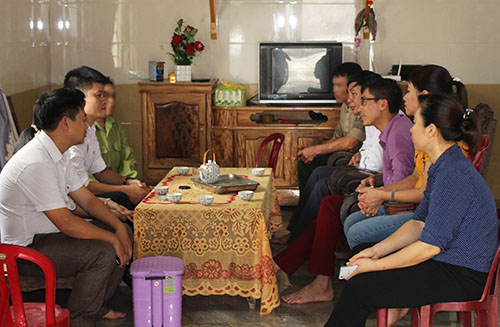 Các tổ chức, đoàn thể và CLB phòng, chống BLGĐ đến tận nhà người dân tuyên truyền về công tác phòng, chống BLGĐ