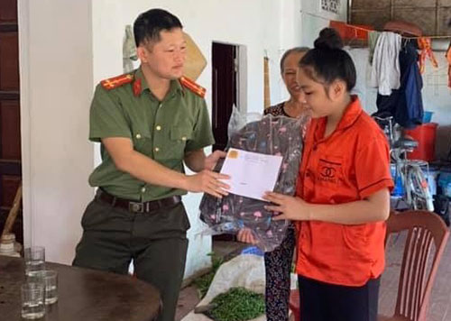 Chi đoàn Công an TX Cửa Lò hỗ trợ số tiền 1 triệu đồng/quý cho em Thảo