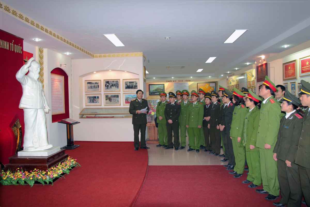 Đoàn viên thanh niên thăm quan Bảo tàng Công an Nghệ An. Ảnh: Bình Minh