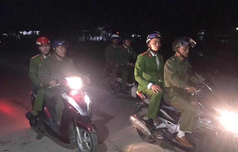 Công an xã Hưng Hòa phối hợp với Tổ Công an phụ trách xã Công an TP Vinh tổ chức tuần tra ban đêm tại tuyến đường ven sông Lam
