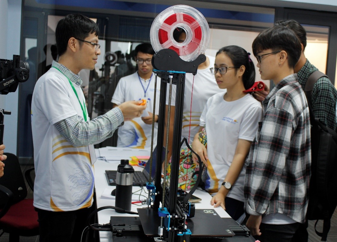 Ông Đặng Trọng Hiếu (bìa trái), Sáng lập và Chủ nhiệm CLB Fablab Vũng Tàu, Cố vấn chương trình đã giới thiệu cho các thí sinh về thiết kế và ứng dụng công nghệ in 3D của mình.