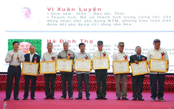 8 người có uy tín tiêu biểu đã có thành tích xuất sắc giai đoạn 2017 - 2019                                   được nhận Bằng khen của Chủ tịch UBND tỉnh
