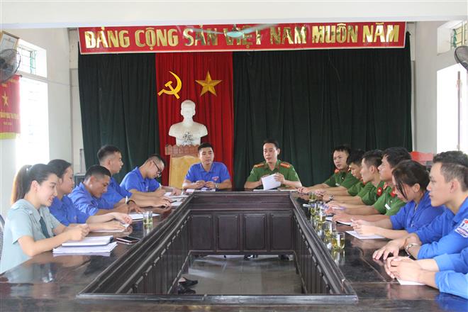CLB Thanh niên tuyên truyền pháp luật và phòng, chống tệ nạn xã hội và Công an phường trao đổi về các giải pháp đảm bảo ANTT trong thời gian tới