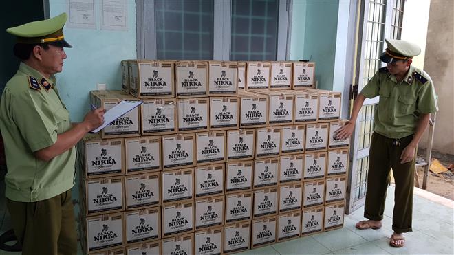 Lực lượng chức năng đang kiểm tra số rượu bị thu giữ