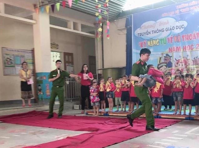 Cán bộ Công an hướng dẫn giáo viên và các em học sinh thoát hiểm trong tình huống giả định.