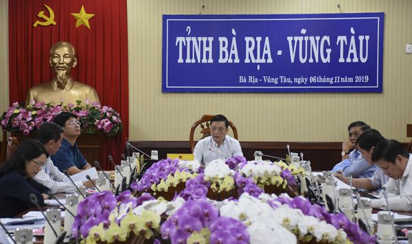 Ông Nguyễn Thành Long, Quyền Chủ tịch UBND tỉnh chủ trì cuộc họp.