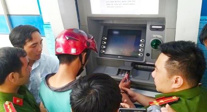 Một đối tượng nước ngoài sử dụng công nghệ cao trộm tiền trong tài khoản bị Công an bắt quả tang. Ảnh A.X.