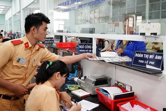 CSGT làm thủ tục đăng ký phương tiện cho người dân