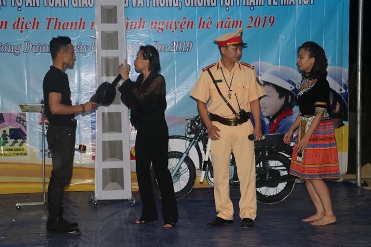 Tuyên truyền, phổ biến, giáo dục pháp luật về TTATGT bằng hình thức  sân khấu hóa cho người dân ở vùng sâu, vùng xa