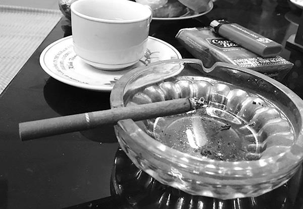 Nhiều gia đình vẫn để trẻ nhỏ phải hút thuốc lá thụ động.