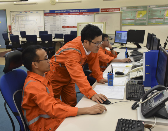 Các kỹ sư Công ty Đường ống khí Nam Côn Sơn (đơn vị trực thuộc PV Gas) làm việc trong Phòng Điều hành nhà máy.