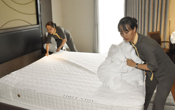 Nhân viên Khách sạn Malibu thay mới vật dụng phòng lưu trú chuẩn bị đón khách dịp LHP.