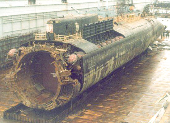 Đáy tàu Glomar Explorer được cải tạo để Skunk Works “quắp” K-129 lên.