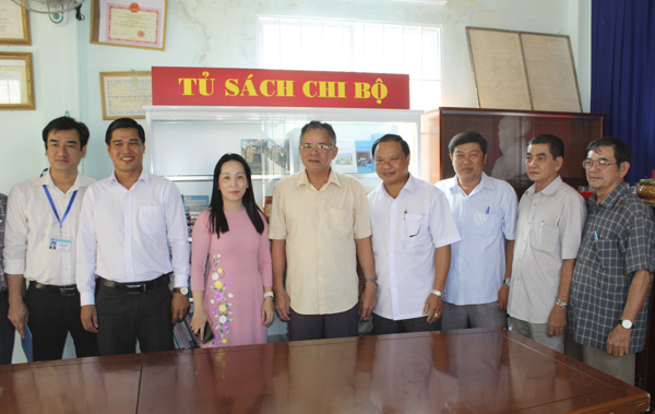 Đại diện Đảng ủy Văn phòng HĐND tỉnh bàn giao tủ sách cho Chi bộ khu phố Long Phượng (TT.Long Điền, huyện Long Điền).