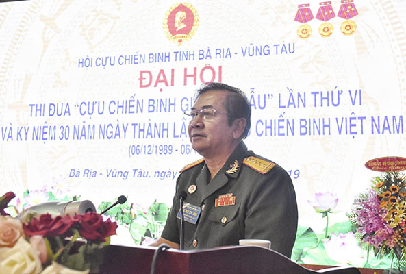 Ông Mã Thành Sơn, Chủ tịch Hội CCB tỉnh phát biểu khai mạc đại hội.