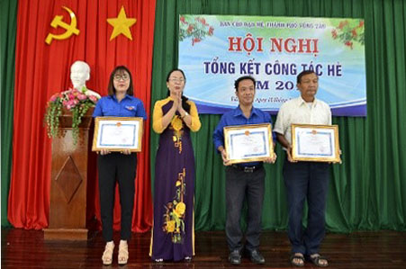 Bà Nguyễn Thị Thu Hương, Phó Chủ tịch UBND TP. Vũng Tàu khen thưởng 3 tập thể đã có thành tích xuất sắc trong hoạt động hè 2019.