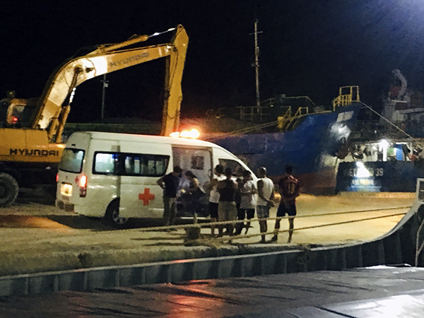 Ngư dân bị nạn được đưa lên xe cứu thương chở về Trung tâm y tế Quân dân y huyện Côn Đảo tiếp tục cấp cứu.
