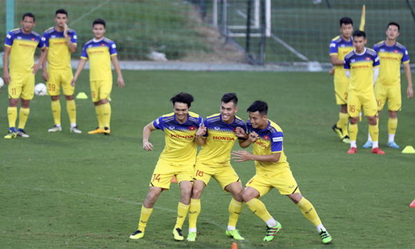 Các cầu thủ Việt Nam tập luyện trước trận gặp Thái Lan.