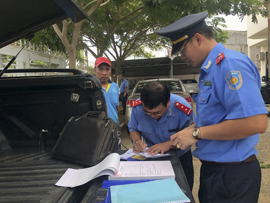 Lực lượng thanh tra giao thông tiến hành kiểm tra phương tiện trong đợt thanh tra chuyên ngành.