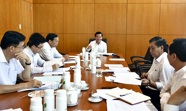 Ông Mai Ngọc Thuận, Ủy viên Ban Thường vụ Tỉnh ủy, Phó Chủ tịch HĐND tỉnh (giữa) điều hành thảo luận tại Tổ 3.