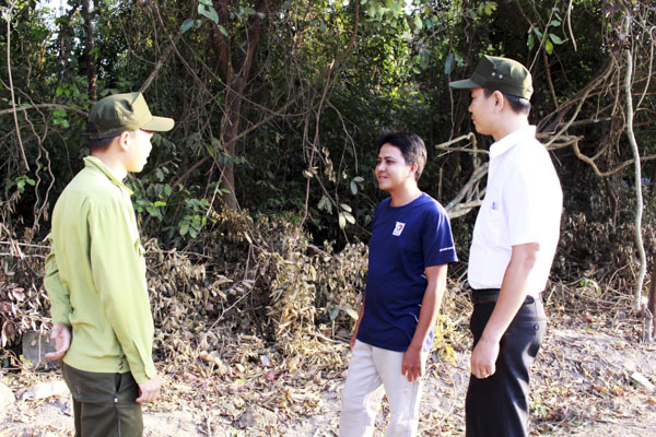Cán bộ Kiểm lâm cùng người nhận khoán bảo vệ rừng tuần tra tại khu vực rừng đặc dụng thuộc xã Bưng Riềng, huyện Xuyên Mộc.