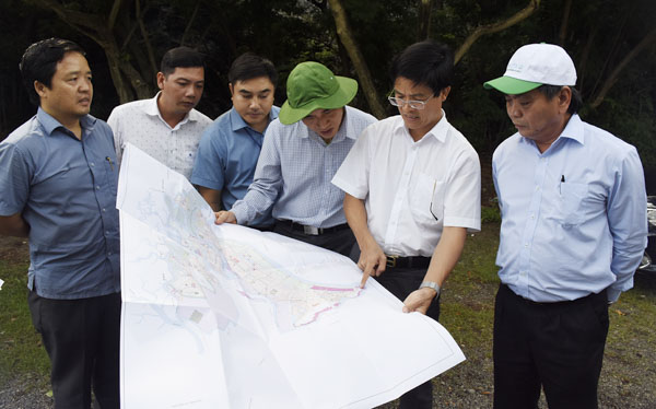 Trong thời gian tới, tỉnh cần siết chặt hơn nữa trong công tác quản lý đất công. Trong ảnh: Ông Lê Tuấn Quốc, Phó Chủ tịch UBND tỉnh khảo sát thực địa và đối chiếu bản đồ khu đất công viên mũi Nghinh Phong.