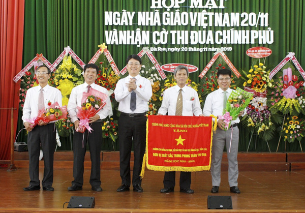 Ông Nguyễn Thanh Tịnh (giữa), Phó Chủ tịch UBND tỉnh trao Cờ thi đua của Chính phủ cho Trường CĐ Sư phạm Bà Rịa - Vũng Tàu. Ảnh: PHI DŨNG