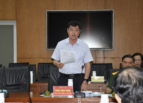 Ông Trần Đình Khoa, Ủy viên Ban Thường vụ Tỉnh ủy, Bí thư Thành ủy Vũng Tàu đóng góp ý kiến về việc thu, chi ngân sách năm 2019.