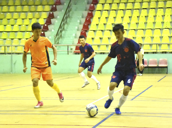 Trận đấu ở bảng B giữa Phạm Nguyên FC (phải) và Hà Mạc Sport.
