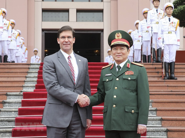 Bộ trưởng Bộ Quốc phòng, Đại tướng  Ngô Xuân Lịch và Bộ trưởng Quốc phòng Hoa Kỳ Mark Esper. (Ảnh: Dương Giang)
