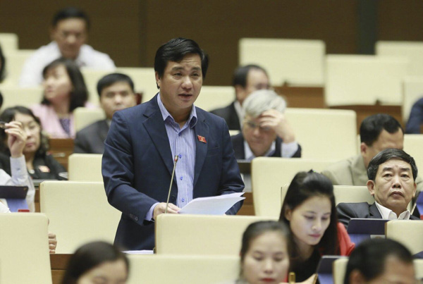 Đại biểu Dương Minh Tuấn (Đoàn BR-VT) phát biểu tại phiên họp ngày 20/11. Ảnh: HUỲNH KHÁNG