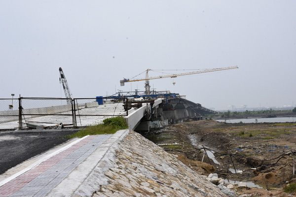 Nguồn thu từ ngân sách năm 2020 sẽ ưu tiêu đầu tư công trình trọng điểm, hạ tầng giao thông trên địa bàn. Trong ảnh: Cầu Mỏ Nhát kết nối đường Cái Mép-Phước Hòa đang thi công.