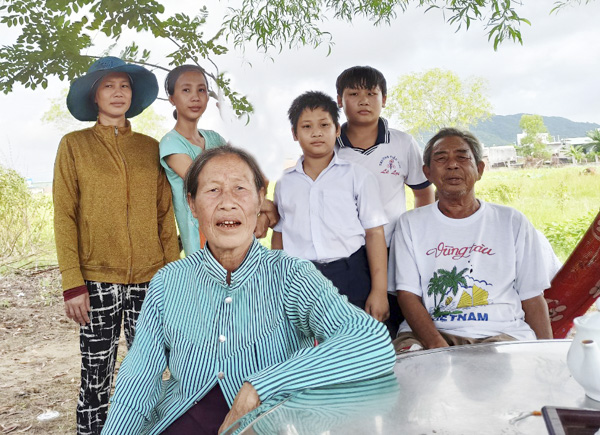 Bà Tô Thị Nguyệt cùng chồng, 2 con gái câm điếc bẩm sinh và 2 cháu mồ côi cha đang cần sự giúp đỡ của các tổ chức, cá nhân.