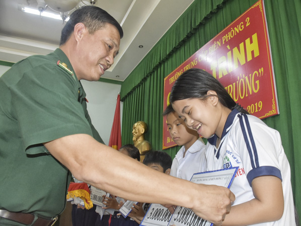 Đại tá Nguyễn Xuân Toàn, Chính ủy Trường Trung cấp Biên phòng 2 trao học bổng cho HS có hoàn cảnh khó khăn trong chương trình “Nâng bước em tới trường” vào ngày 8/11/2019.