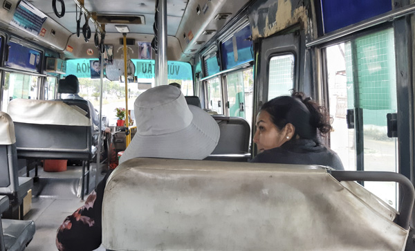 Nhiều ghế ngồi của xe buýt tuyến Vũng Tàu - Biên Hòa bị rách,  bong tróc phần vỏ bọc bên ngoài.