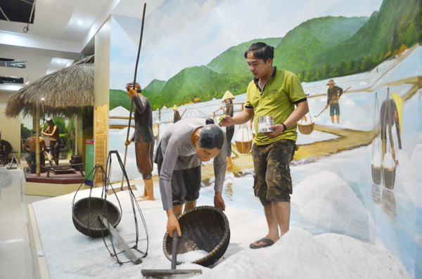 Anh Nguyễn Đức Đông, công nhân Công ty CP Xây dựng và Phục chế công trình văn hóa thi công mô hình người dân làm nghề muối. Ảnh: THI PHONG