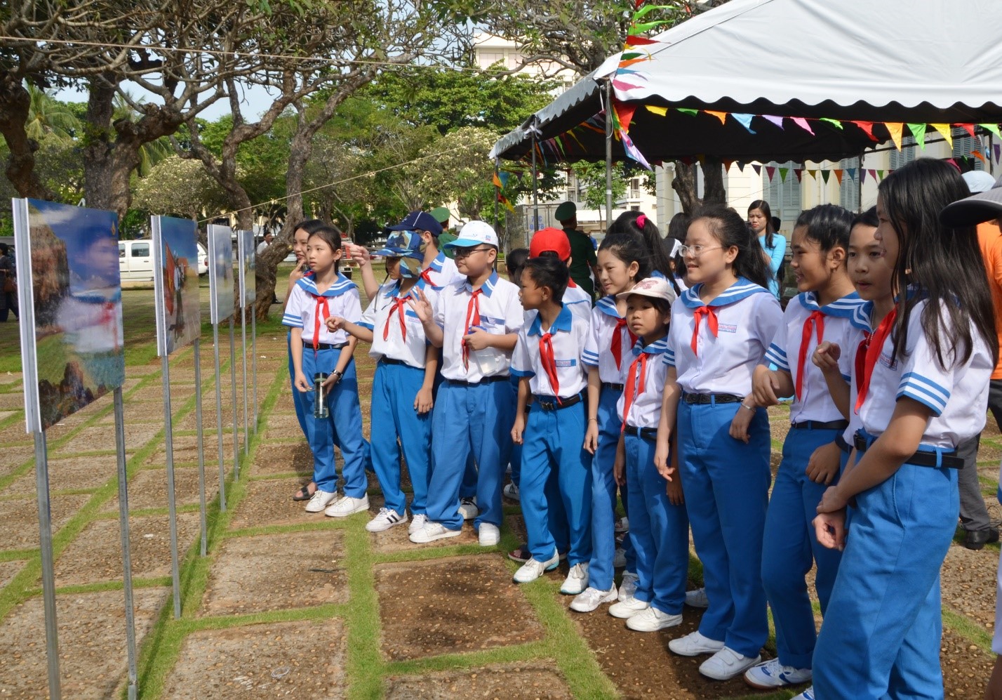 HS Trường THCS Châu Thành xem hình ảnh biển đảo Việt Nam tại triển lãm.
