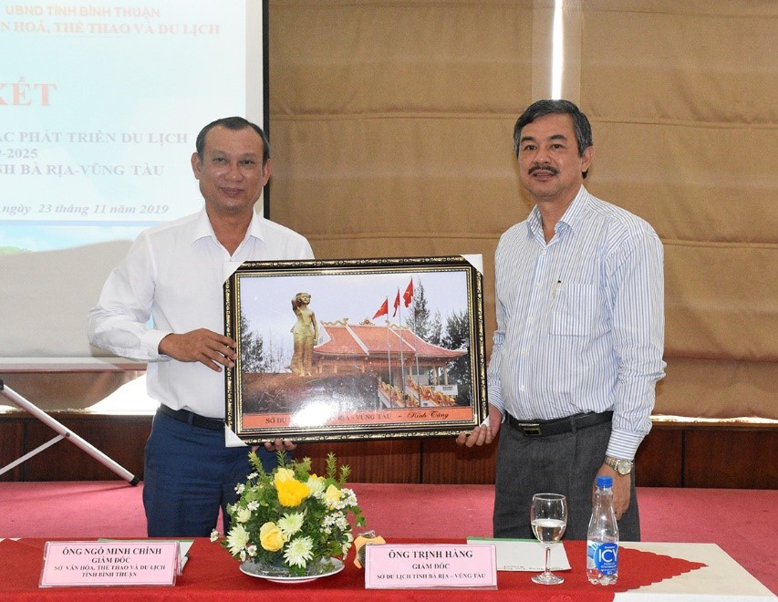 Ông Trịnh Hàng (bên phải), Giám đốc Sở Du lịch BR-VT tặng quà lưu niệm cho Sở VH-TT-DL Bình Thuận.