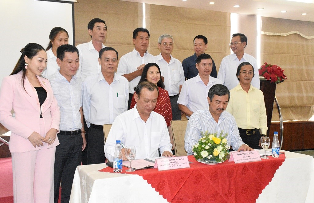 Ông Ngô Minh Chính (bên trái), Giám đốc Sở VH-TT-DL Bình Thuận và ông Trịnh Hàng, Giám đốc Sở Du lịch BR-VT ký kết hợp tác du lịch.