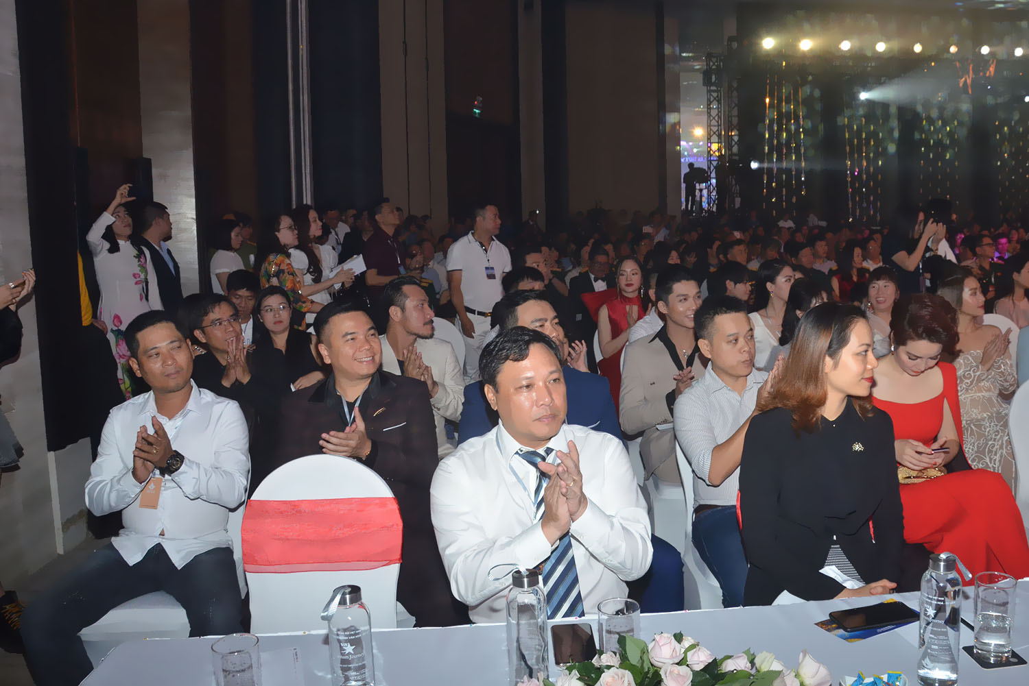 Đại biểu và khách mời dự lễ khai mạc Liên hoan phim Việt Nam lần thứ 21.