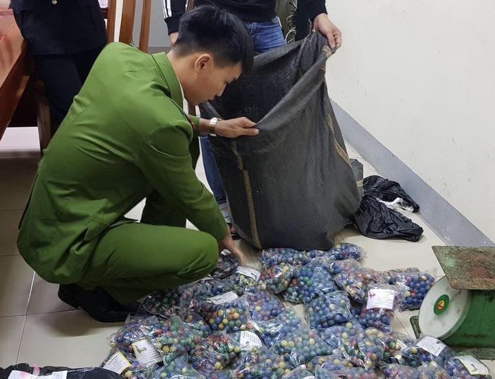 Cơ quan công an kiểm tra số pháo trong vụ án