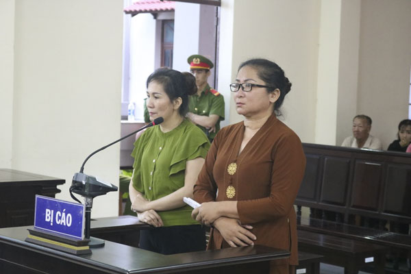 Bị cáo Nguyễn Thị Mỹ Trang (bên phải) và bị cáo Nguyễn Thị Hồng.